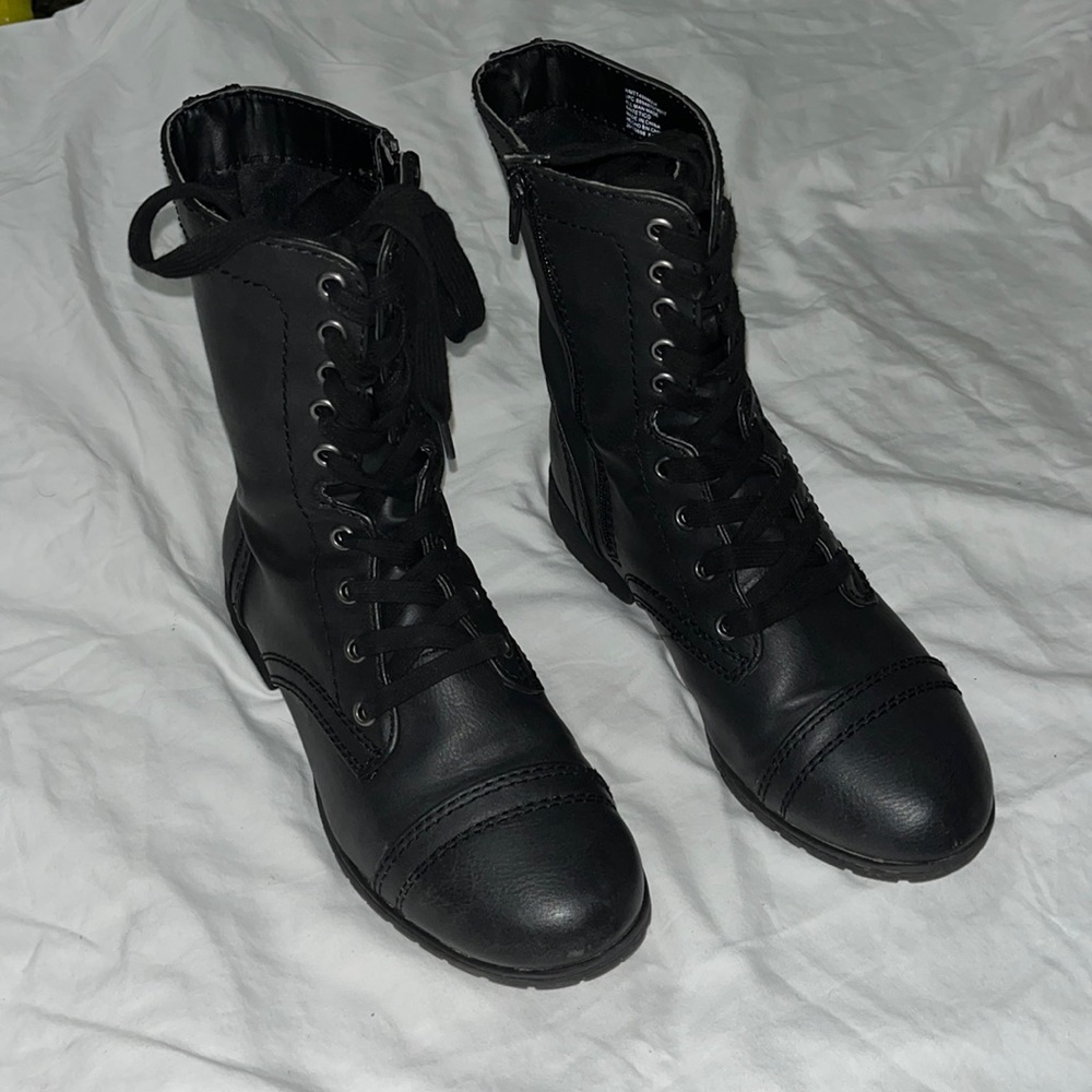 Black Memory Foam Time and Tru 8W Boots.
